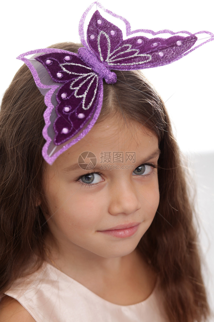 带着蝴蝶的小女孩头发孩子眼睛女儿生活女孩女性童年图片