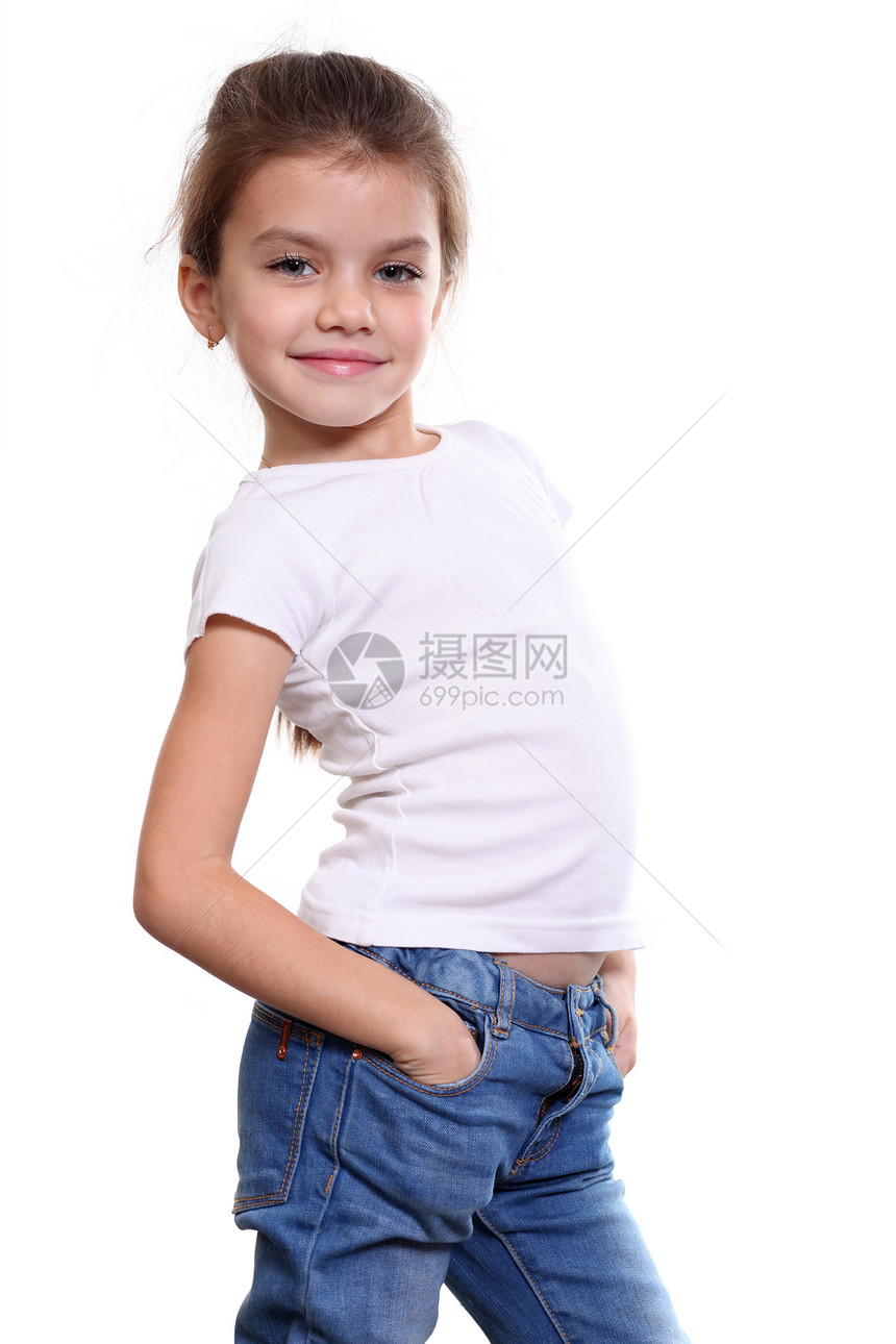 穿着蓝牛仔裤的漂亮小女孩肖像孩子生活蓝色牛仔裤头发女性女儿女孩童年图片