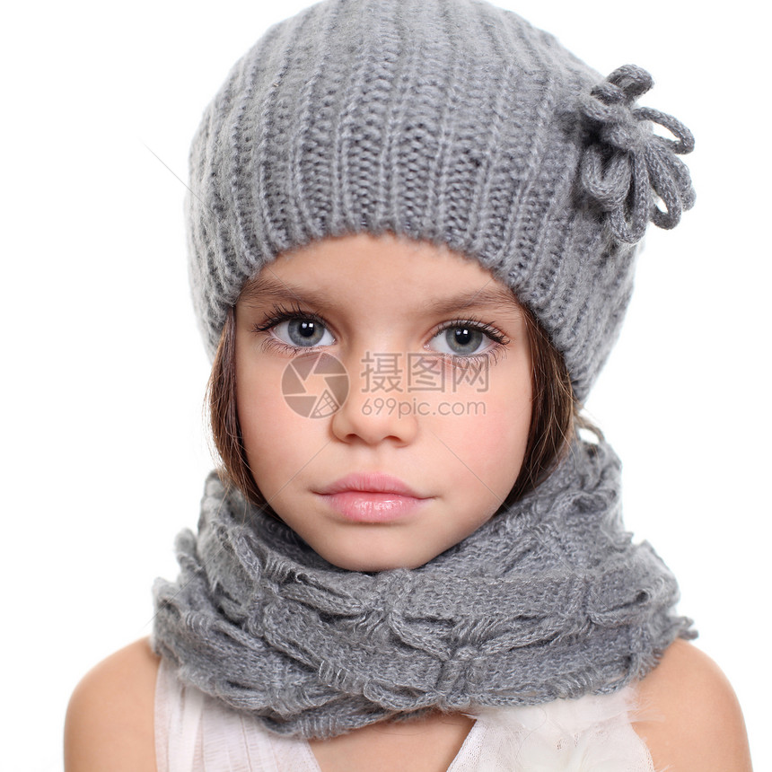 穿着毛帽和灰色围巾的小女孩快乐青年喜悦羊毛女孩女性乐趣编织童年黑发图片