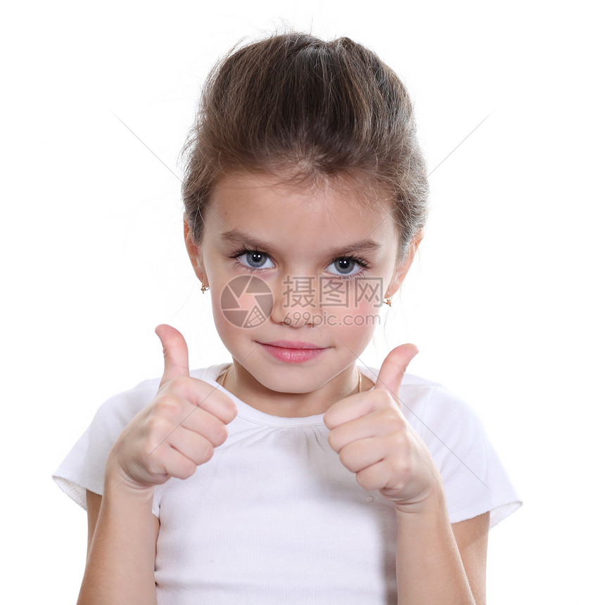 女孩用手指作为表示一切正常的标志长发童年孩子后代马尾辫儿童女性白色裙子展示图片