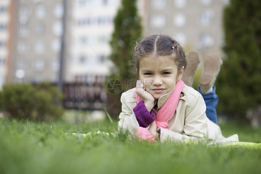 秋天公园的小女孩微笑幸福女孩闲暇公园女学生街道快乐女性季节图片