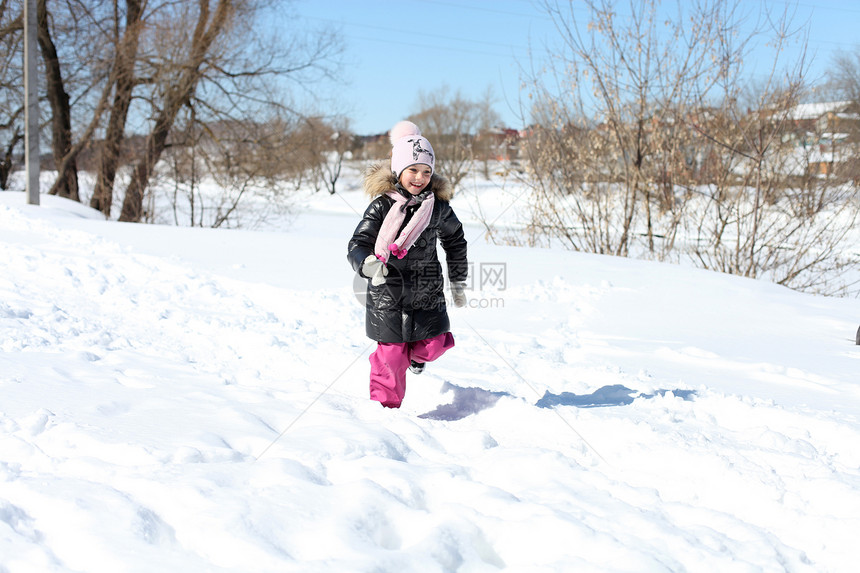 冬天公园中美丽的小女孩童年公园季节快乐手套衣服喜悦天气微笑女性图片