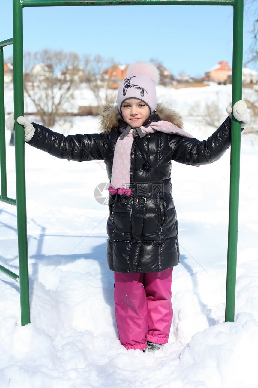 冬天公园中美丽的小女孩童年天气女性女孩闲暇公园女学生衣服乐趣喜悦图片