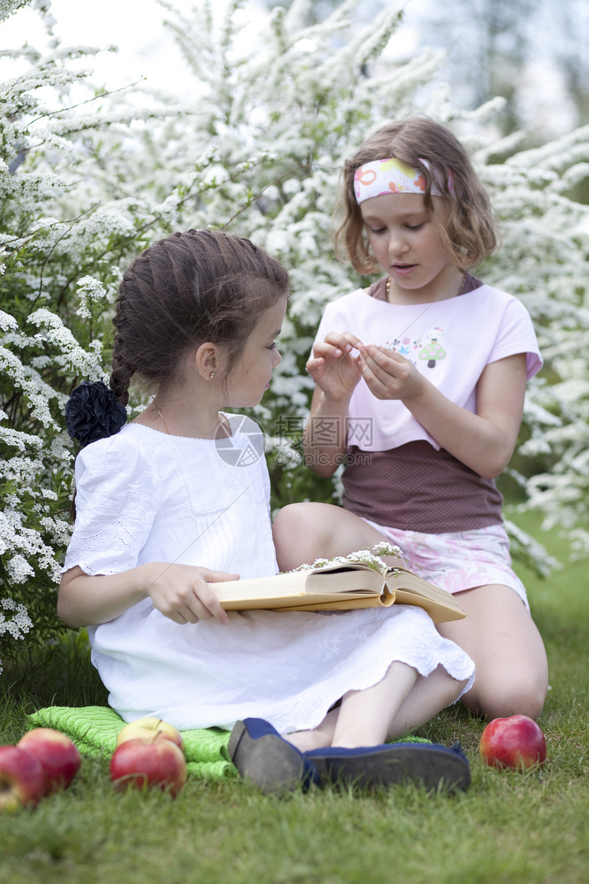 2个小女孩女性阅读青少年假期童年学习教育微笑冒充孩子图片