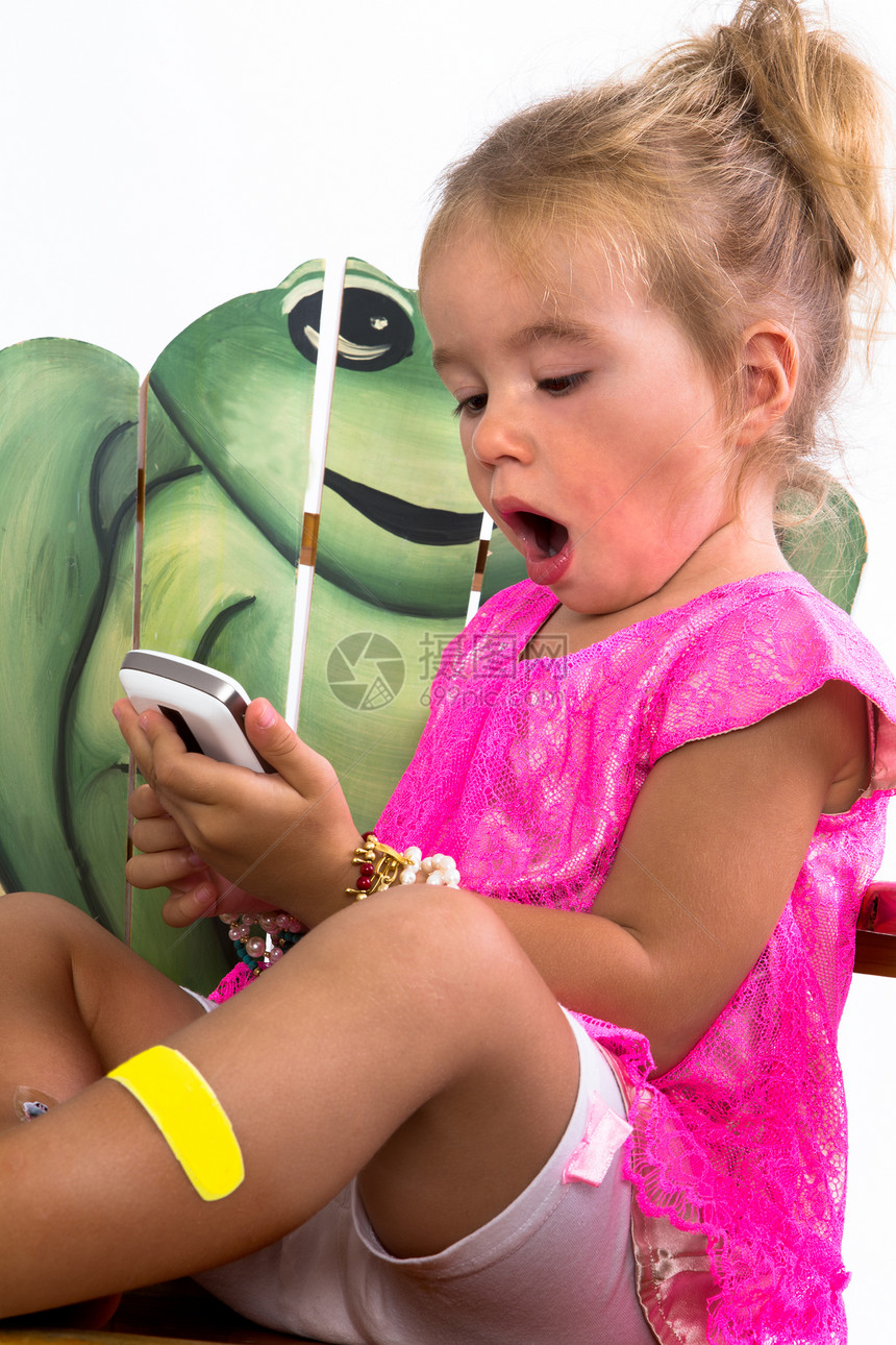 儿童使用智能手机玩游戏图片