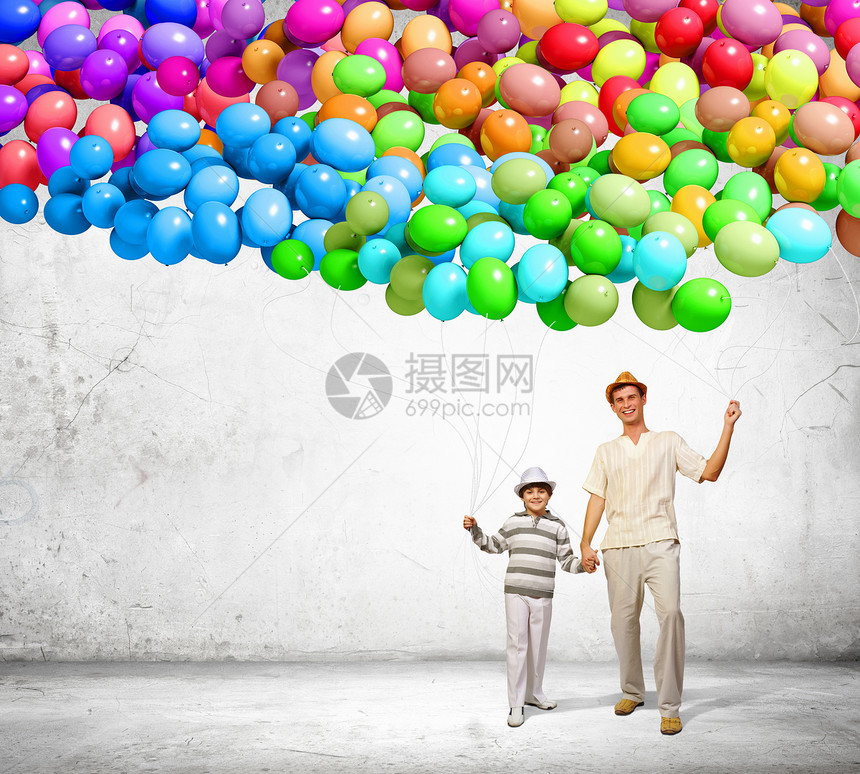 父亲和儿子投标童年气球男生家庭喜悦亲戚们庆典父母快乐图片