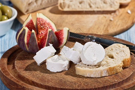 奶油奶酪保姆乡村法棍面包享受山羊木板角色小菜乐趣高清图片