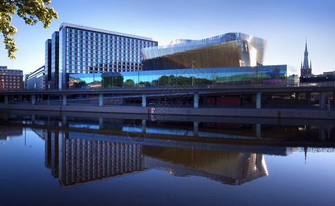 斯德哥尔摩河滨反射金属中心建筑物纪念碑地方日落蓝色国家天空背景图片
