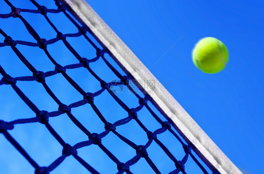 网球在法院上运动飞行天空活动黄色蓝色图片