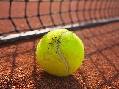 网球场上的网球健身法庭条纹黄色个人运动背景土地红色背景图片