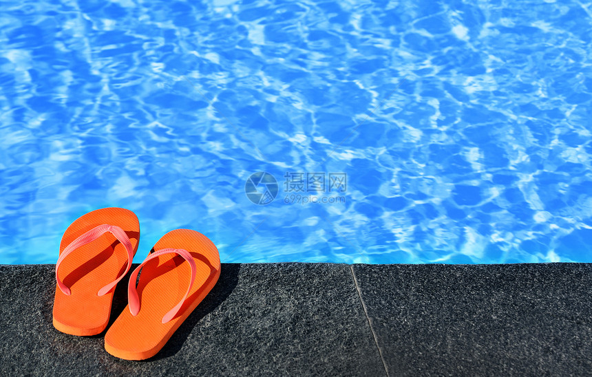 池边的凉鞋反射色彩拖鞋旅游目的地橙子涟漪边缘泳池蓝色图片