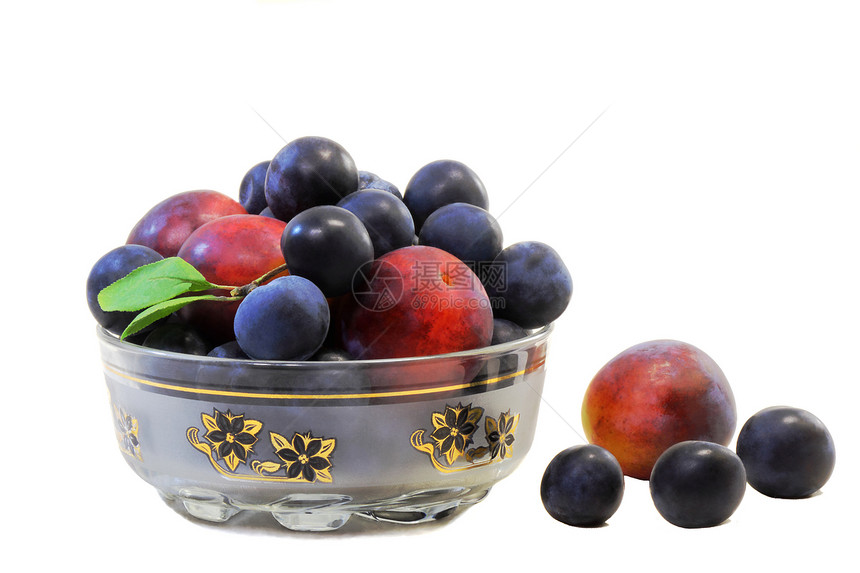 白底水果的花瓶里有水晶和小米李子食物甜点产品营养园艺图片