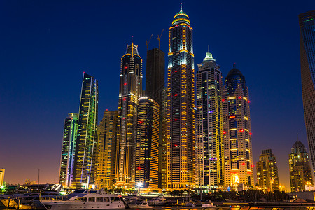 国防灾减灾日2012年11月14日 UAE 迪拜Marina的夜生活场景天际运输摩天大楼灯光窗户市中心住宅景观天空背景