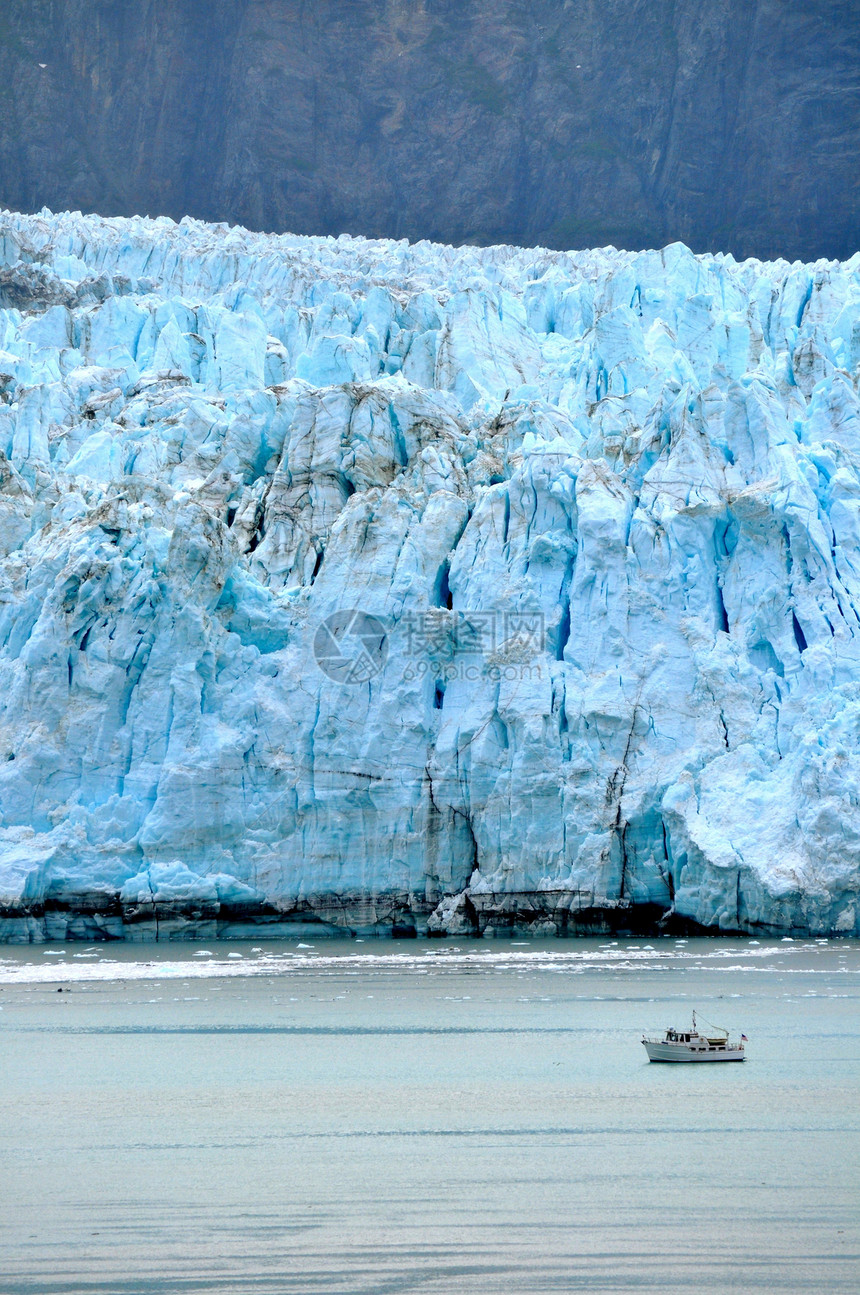 冰川旁边的船蓝色爬坡冰山山脉丘陵图片