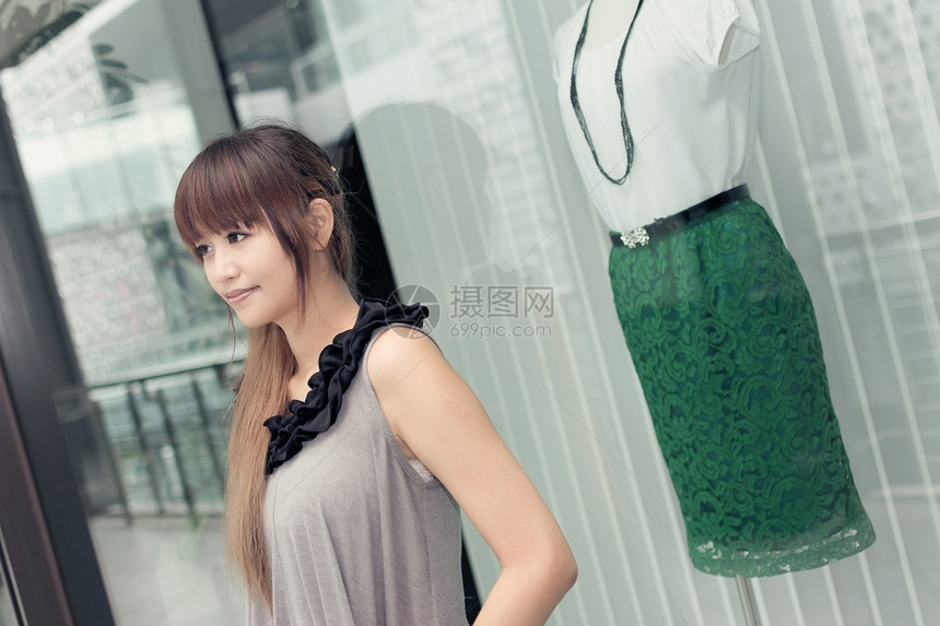 亚洲购物妇女顾客女性销售购物中心手表购物者街道消费者玻璃魅力图片