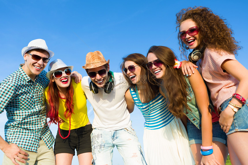 青年群体和年轻人群体幸福友谊微笑联盟青少年音乐笑声假期学生男性图片
