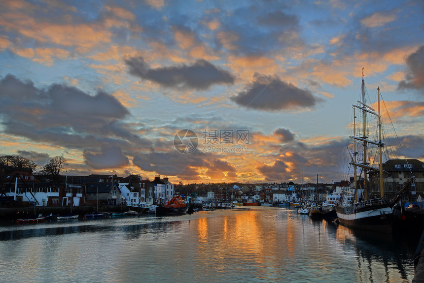 日落时的韦茅人港口反射天空地标旅行旗船海景帆船码头日出图片