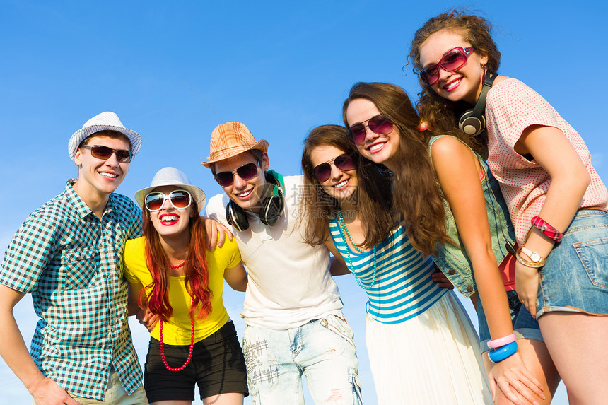 青年群体和年轻人群体男生乐趣帽子朋友们幸福眼镜公园学生耳机衣服图片