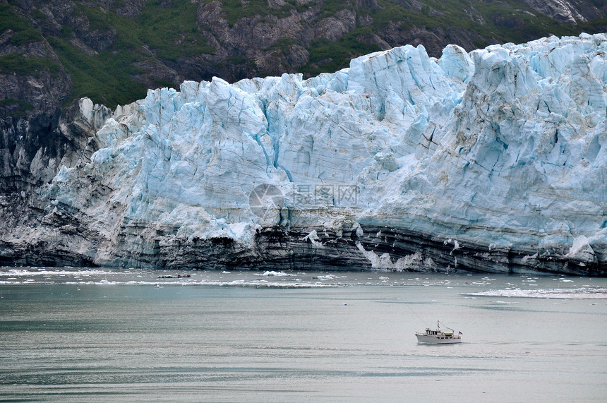 穿越冰川的船滑过冰河图片