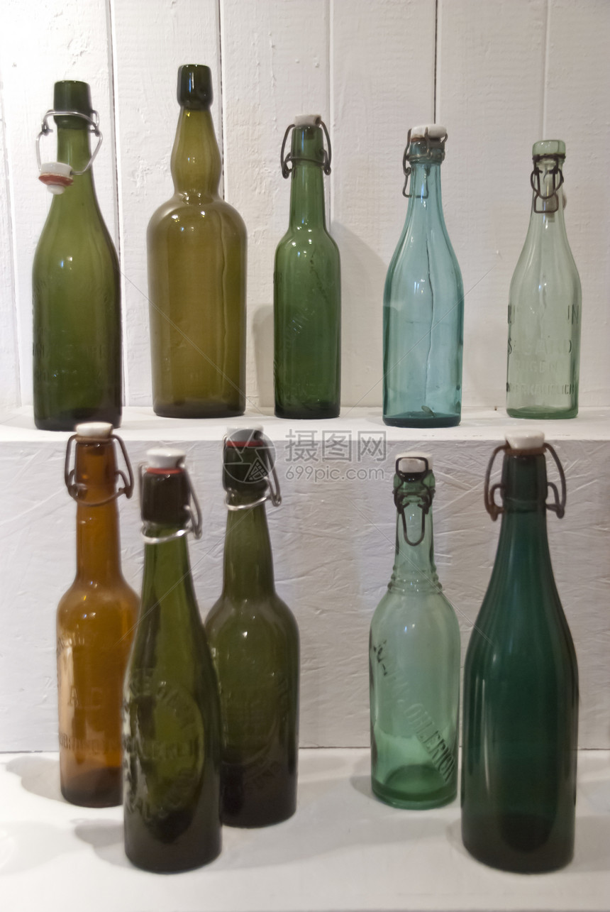 旧瓶玻璃绿色啤酒铁扣啤酒瓶瓶子酿造古董饮料图片