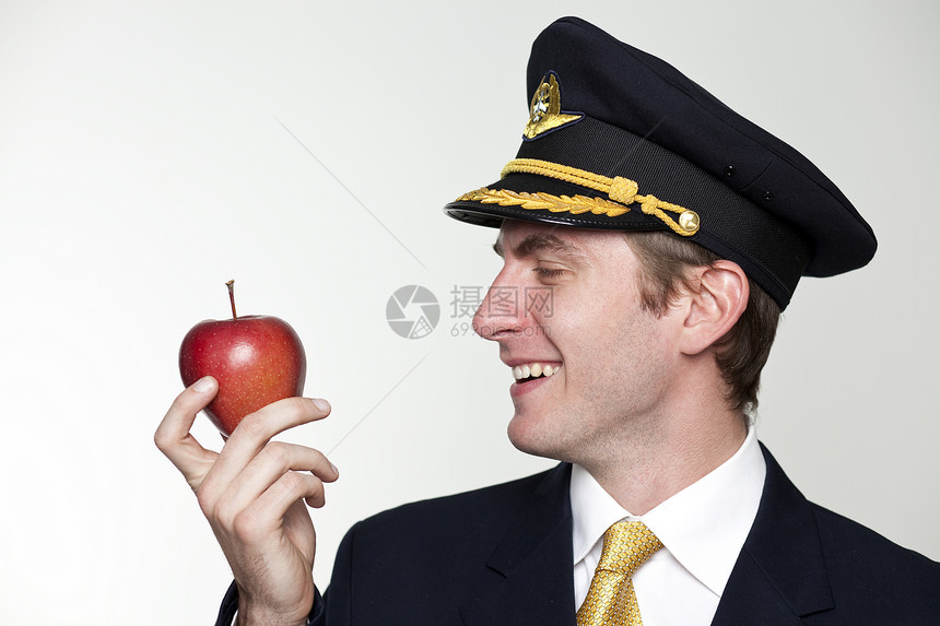 年轻男子以客机驾驶员的形式出现衬垫人员快乐天线空勤喷射水果机组人员飞行员航班图片
