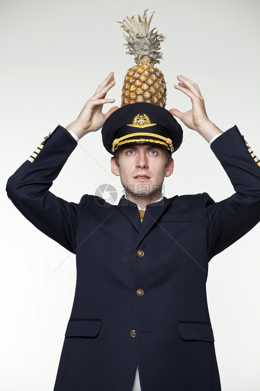 年轻男子以客机驾驶员的形式出现航空航空公司运输尖顶帽飞机工作男性全体航班菠萝图片
