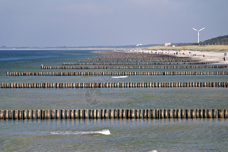 波罗的海海岸沙滩木桩娱乐木头海岸高清图片