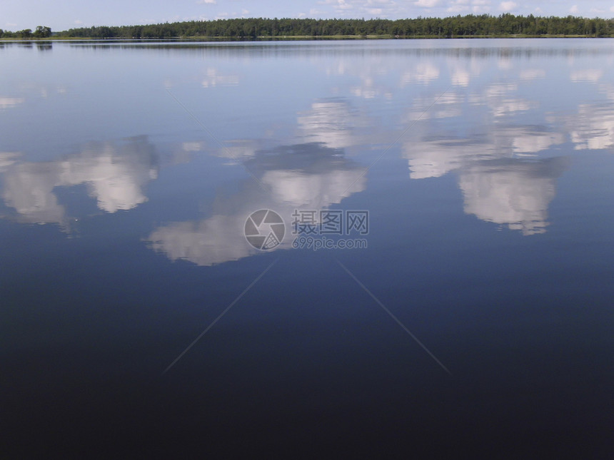 瑞典Asnen湖镜像蓝色反射森林自然保护区树木牧歌旅行镜面水面图片