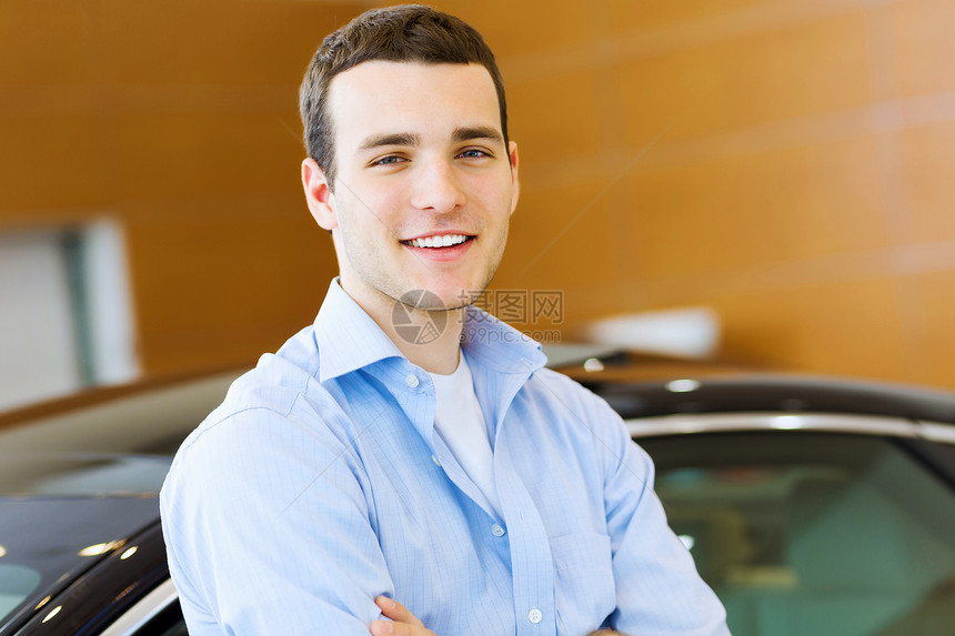青年男子顾问顾问销售零售顾客驾驶幸福套装衬衫服务推销员保险图片