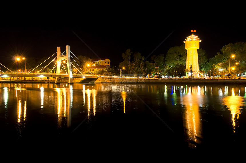 晚上Ca Ty河上的Phan Thiet水塔图片