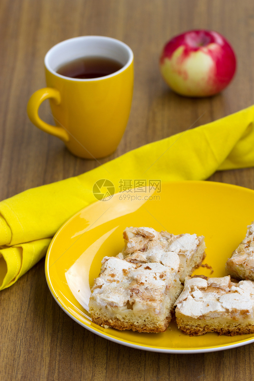 苹果蛋糕馅饼糕点水果叶子美食葡萄干餐巾饮料肉桂早餐图片