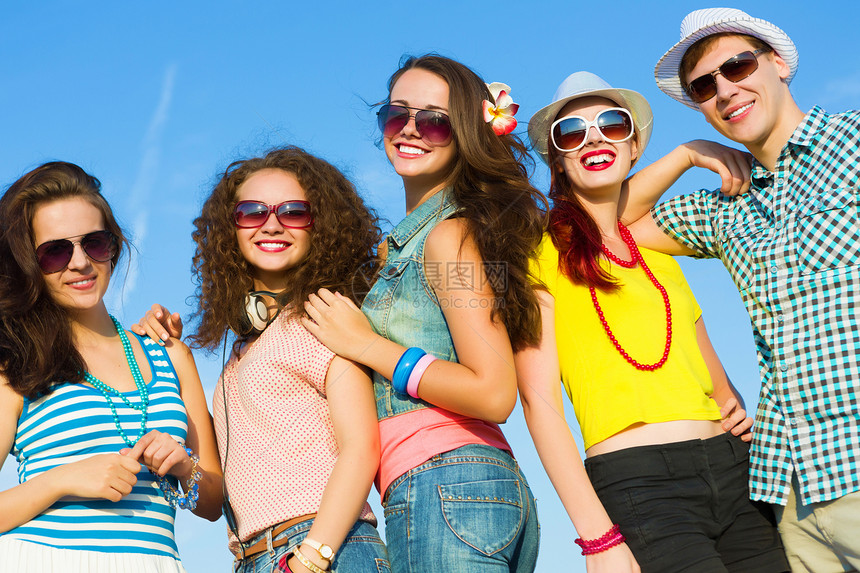 青年群体和年轻人群体互动男性成年人微笑音乐帽子耳机假期眼镜学生图片