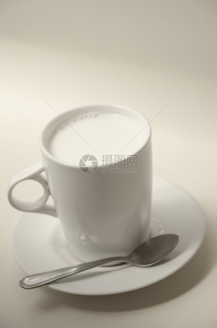热牛奶杯泡沫勺子桌子杯子早餐饮料工作室低脂肪生活方式营养图片