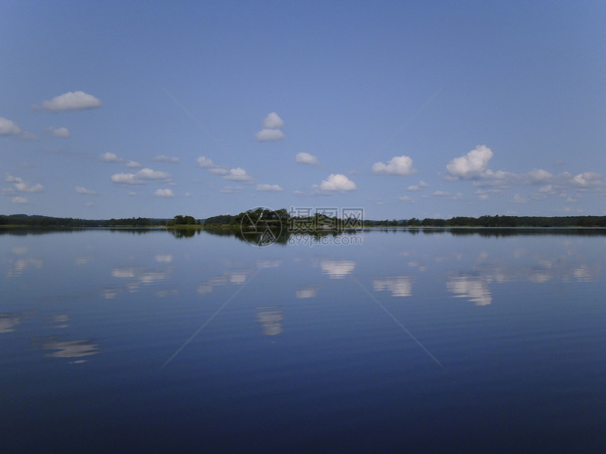 瑞典Asnen湖森林自然保护区反射水域旅行镜面牧歌树木天空镜像图片