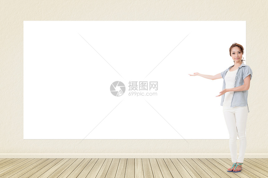 显示空白横幅的亚洲妇女成人木板广告牌纸板标语女性套装白色展示海报图片