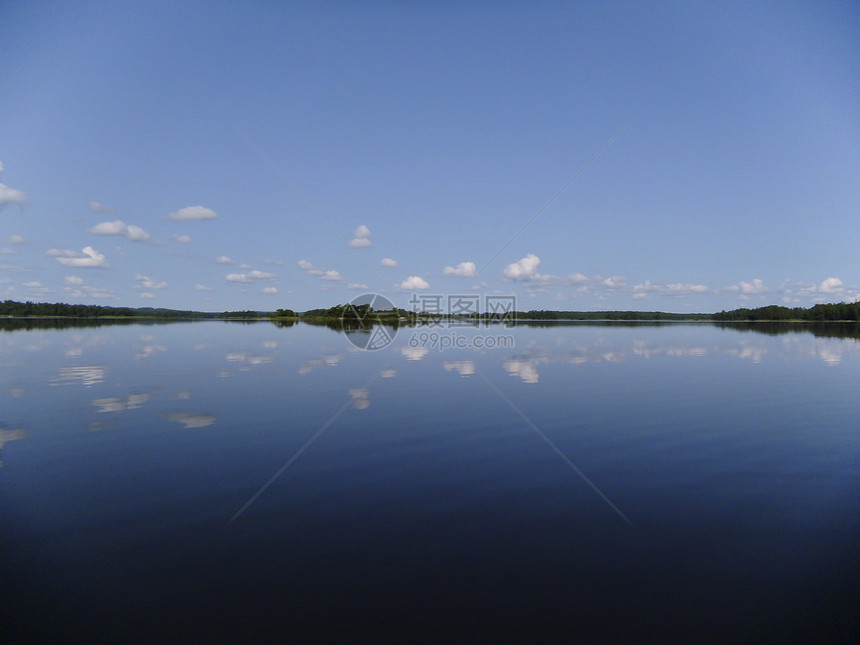 瑞典Asnen湖水面树木自然保护区蓝色旅行牧歌水域天空森林镜面图片