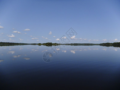 瑞典Asnen湖水面树木自然保护区蓝色旅行牧歌水域天空森林镜面背景图片