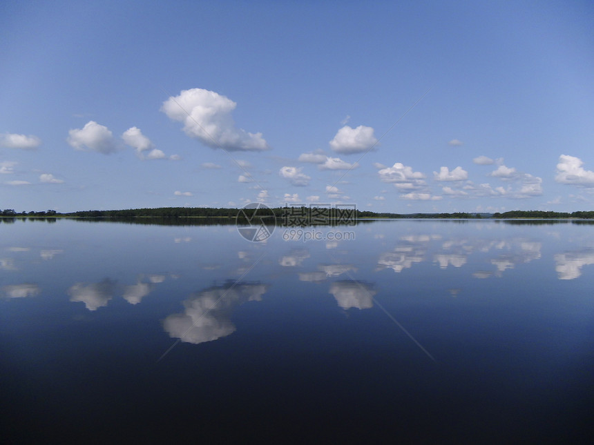 瑞典Asnen湖自然保护区水面镜像水域蓝色森林反射旅行牧歌镜面图片