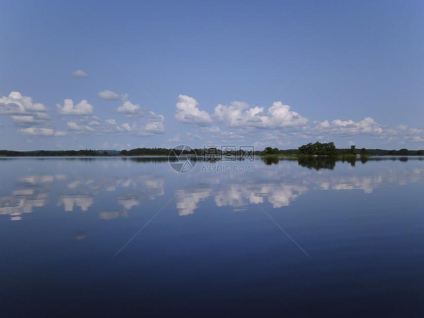 瑞典Asnen湖牧歌镜像旅行水域蓝色自然保护区天空镜面水面森林图片
