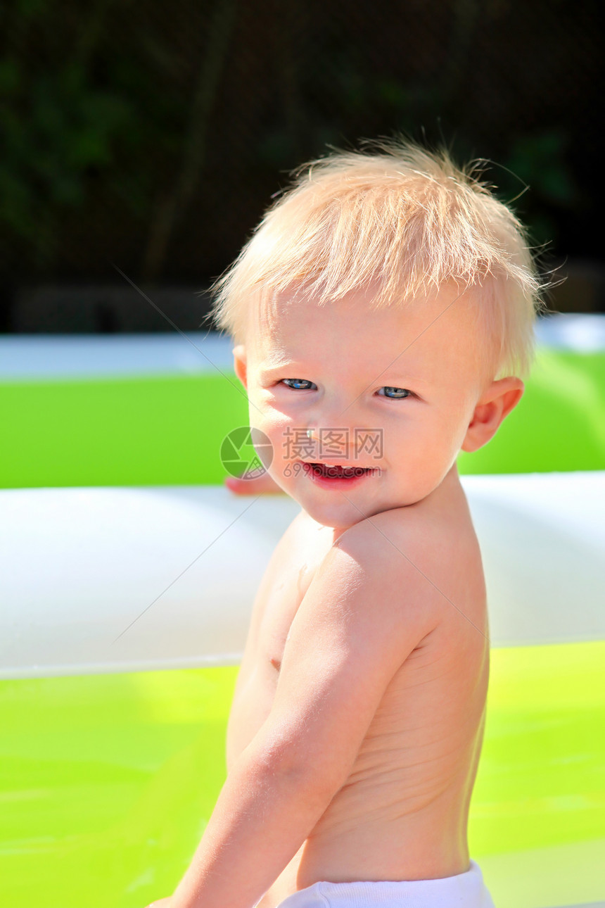 快乐的婴儿男孩肖像欢乐男性男生水池衣服眼睛金发喜悦孩子阳光图片
