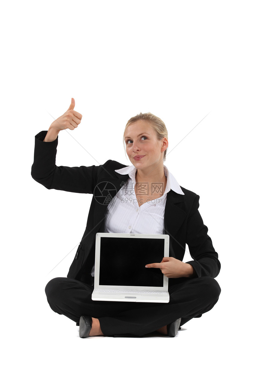 从一个女商务人士的缩略图向上移动 以在她笔记本电脑上的空白屏幕图片