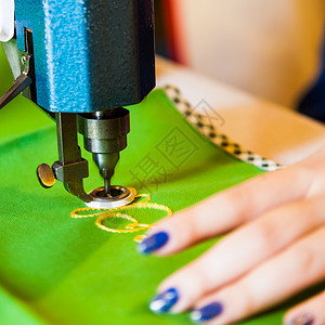 女人亲手缝针纺织品生产机器古董机械制造业裁缝材料缝纫女士时尚高清图片素材