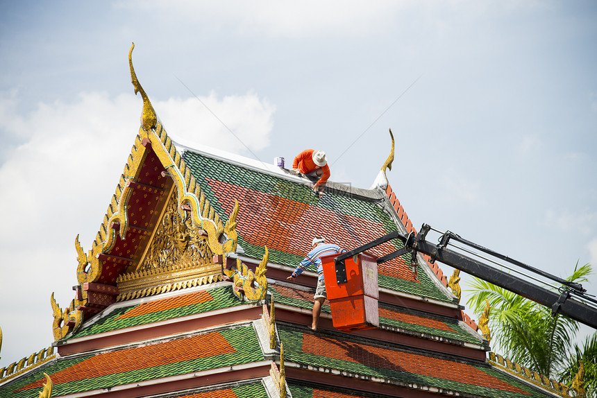 男子修补Temple屋顶3图片