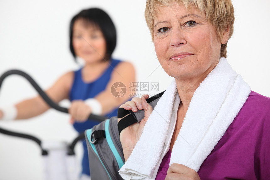 使用健身设备的妇女健身房运动福利俱乐部朋友们退休权重女性女孩们团体图片
