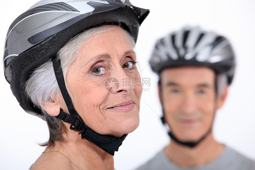 戴自行车头盔的老夫妇图片