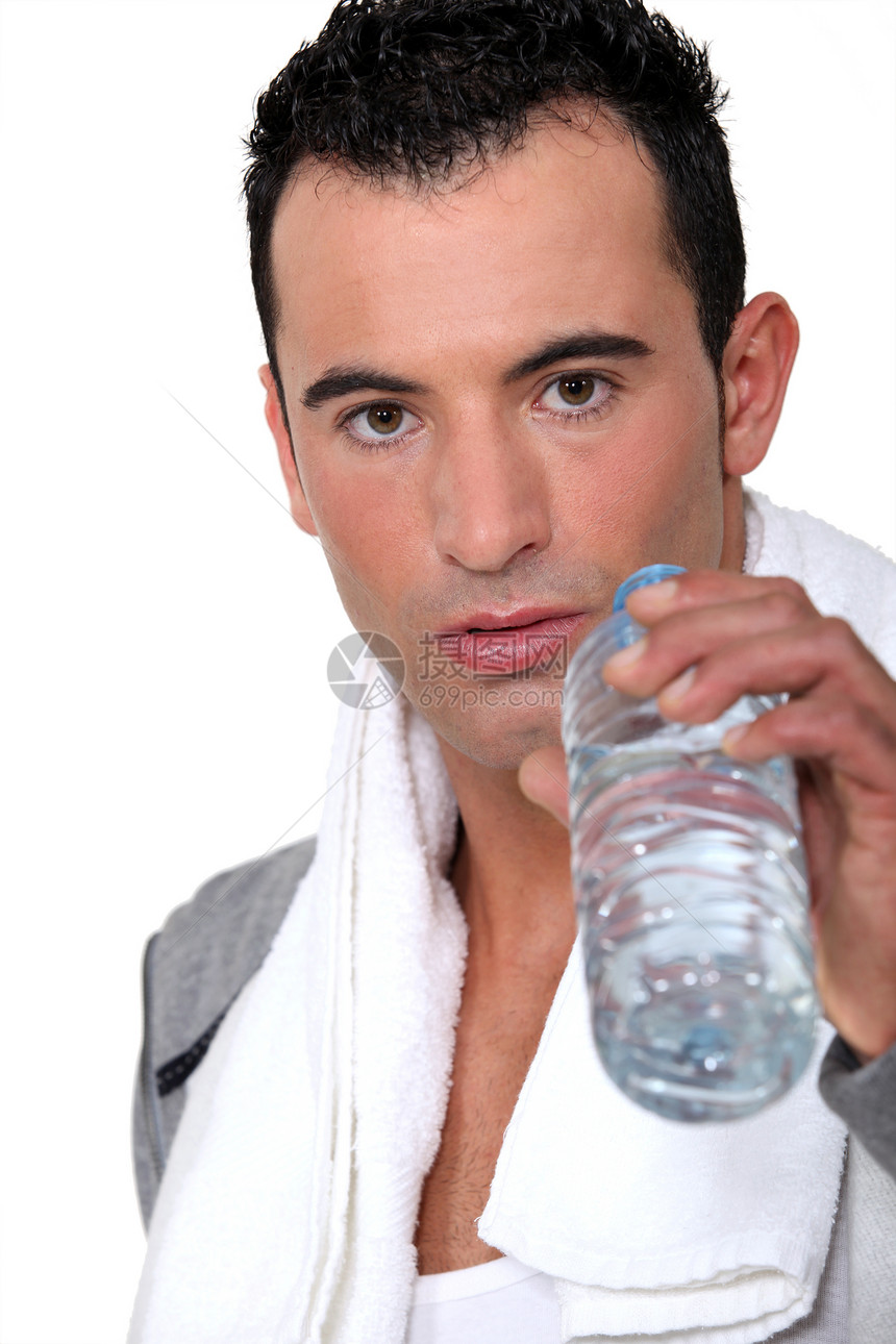 人经锻炼后饮用水肌肉男人卫生保健倾斜运动微笑男性瓶子毛巾图片