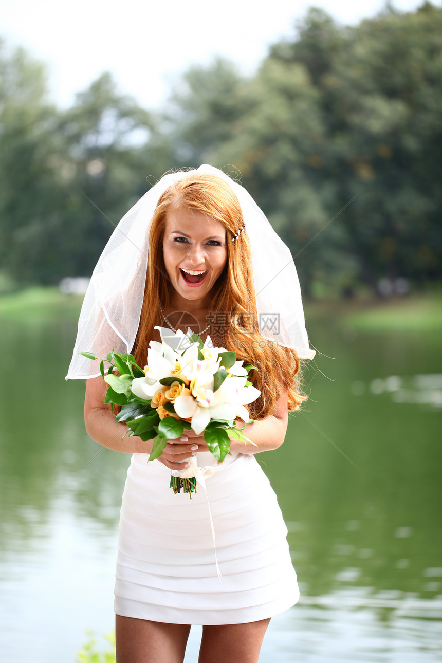 穿着婚纱的美丽红发新娘婚姻公园礼服青年婚礼花朵女孩微笑派对面纱图片