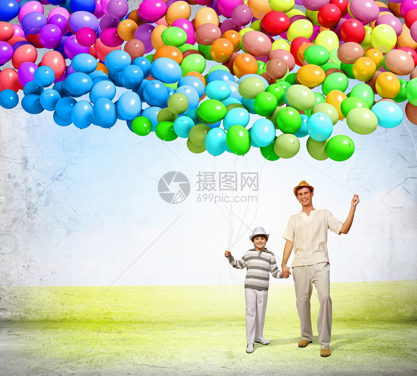 父亲和儿子喜悦孩子天空男人投标快乐气球父母童年庆典图片