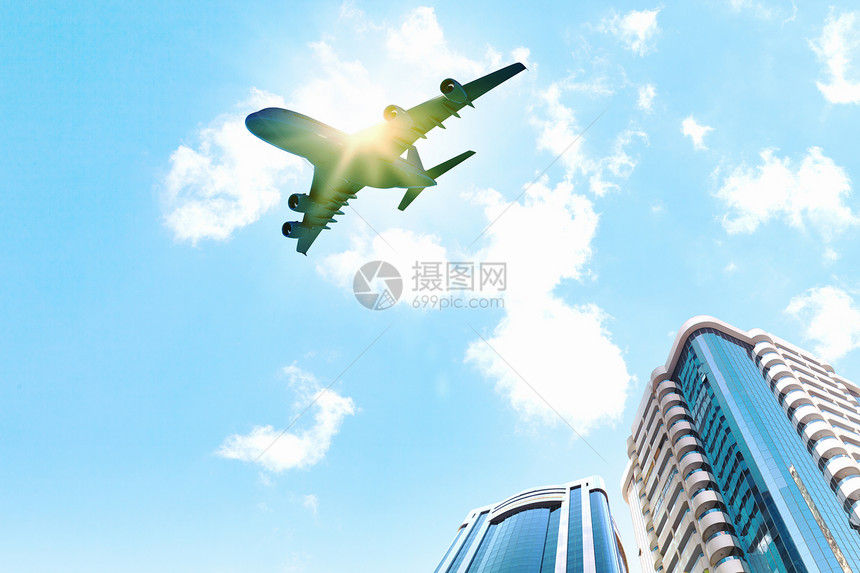 城市上空的飞机航班办公室蓝色工作街道摩天大楼翅膀玻璃运输商业图片