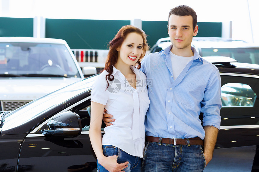 在汽车沙龙的年轻幸福情侣顾客销售量女性白色经销商服务男人男性推销员商业图片